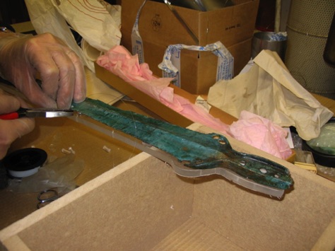 Montering av ett bronssvärd
på ett plexiglasstöd inför
utställning.