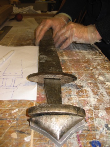 Montering av ett svärd av 
järn inför utställning.