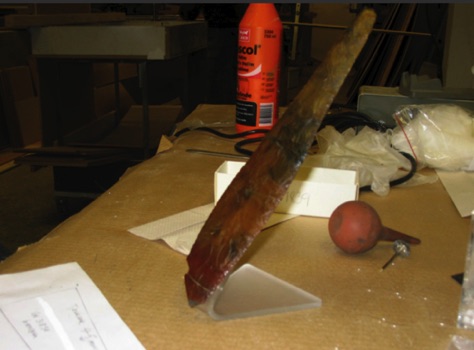 Montering av en skifferkniv 
på ett plexiglasstöd inför
utställning.