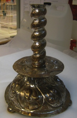 Altarljusstake av
försilvrad koppar-
legering. 1600-tal.
Före konservering.